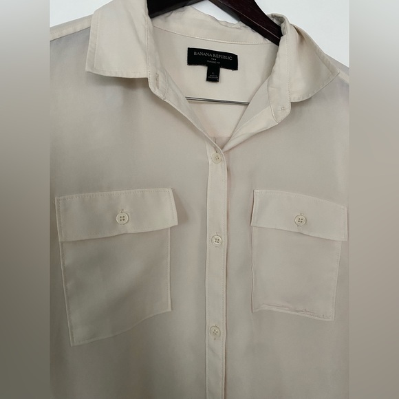Banana Republic cream button up blouse with pockets - Picture 2 of 6